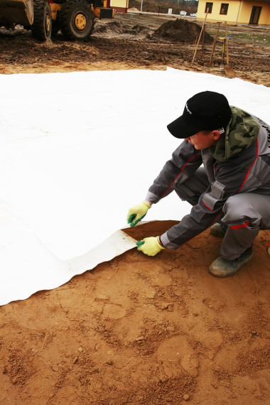Budowanie tarasu: Układanie geowłókniny na co najmniej 15-centymetrowy zakład