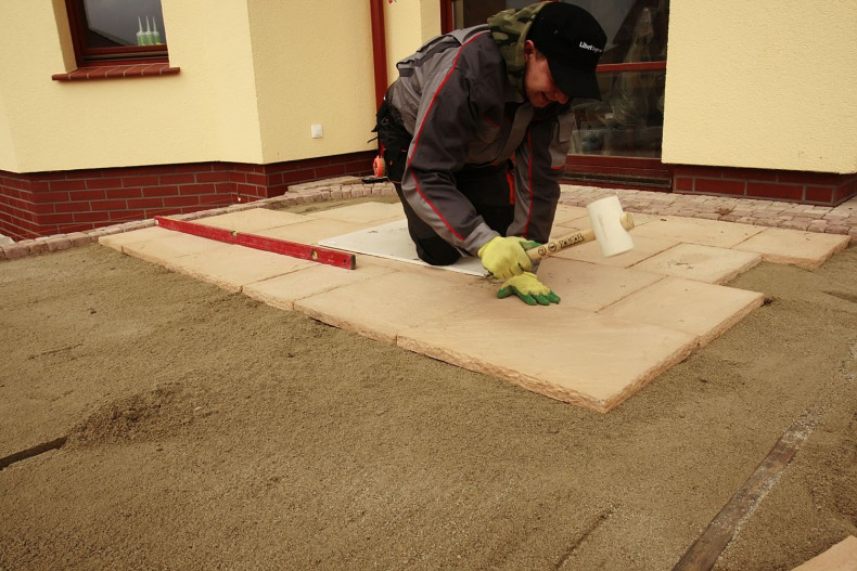 Układanie płyt tarasowych z zachowaniem 10-milimetrowych szczelin między nimi