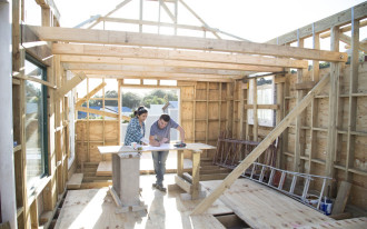 Jaki wybrać impregnat do drewna konstrukcyjnego i jak go aplikować?