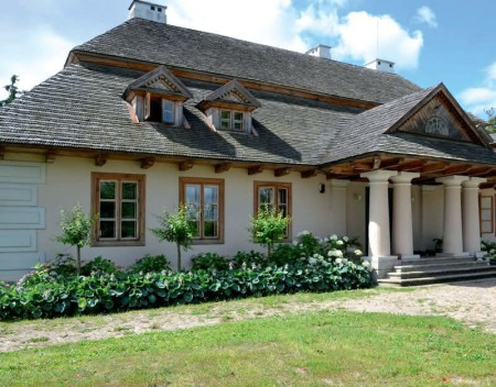 Dwór nie jest tak duży jak poprzedni, choć stoi w tym samym miejscu – ma wymiary 23 x 13 m. Wzniesiono go nad zachowanym fragmentem piwnic. W centrum ganek kolumnowy, przykryty szczytem z drewna. Okna na zewnątrz zlicowano z murem, stwarzając wrażenie, że ściany są z drewna, a nie murowane