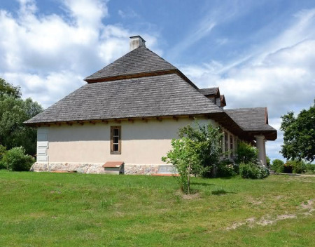 Charakterystyczny dla dworów polskich wysoki, łamany dach odeskowano, pokryto papą i gontem osikowym. Obróbki dachowe wykonano z blachy stalowej. Żeby zmniejszyć optycznie wysokość elewacji i wywołać wrażenie przysadzistości, podmurówkę wykończono kamieniem polnym. Naroża budynku ozdobiono boniami