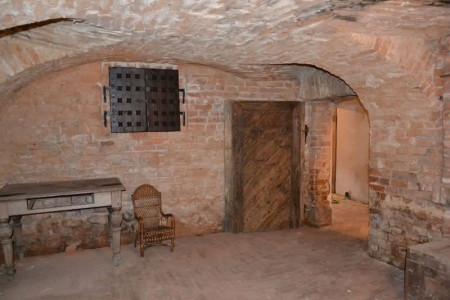 Dwór stanął nad resztkami zachowanych ceglanych piwnic. Stare piwnice tworzą bezpieczny, niczym nie obciążony element budynku, ponieważ Małgosia i Waldek zbudowali nowe betonowe ławy fundamentowe dookoła ich obrysu, a nad nimi ułożyli strop terriva. W piwnicy, m.in. stoi kocioł grzewczy i magazynuje się pellety