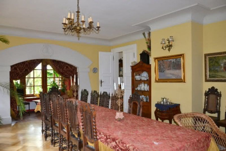 W jadalni stoi stół na 24 osoby. Jej integralną częścią jest alkierzyk, którego wejście właściciele ozdobili portalem skopiowanym z karczmy, goszczącej Napoleona Bonaparte. Sufit wyprofilowali w kolebkę. Kiedy opadną liście z drzew, z alkierza widać staw w dole ogrodu i wstęgę Utraty. Z jadalni, przez dwuskrzydłowe drzwi, wchodzi się do kuchni