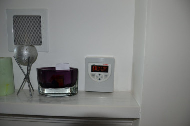 Regulator sterujący pracą kominka z płaszczem wodnym