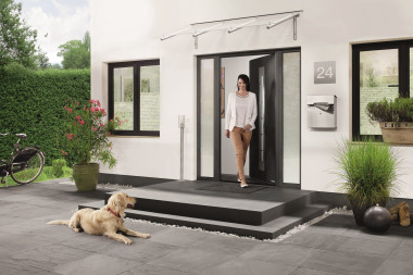 Drzwi zewnętrzne z dużymi przeszkleniami