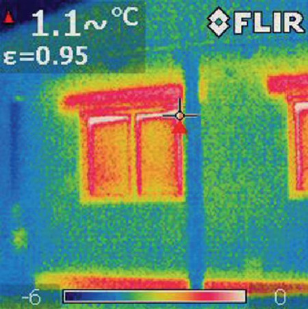 Termogram przedstawia przenikanie ciepła do otoczenia przez mur 1-warstwowy.