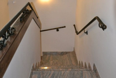 Schody zabiegowe wykonano z płyt granitu indyjskiego