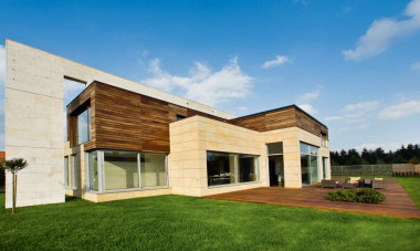 Drewno na fragmencie elewacji