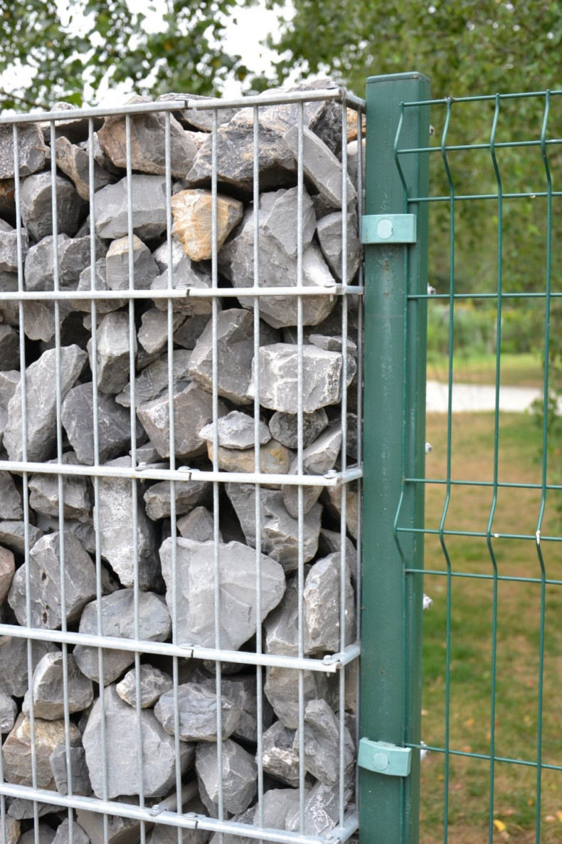 Mocowania paneli do słupków oraz w klatce gabionowej