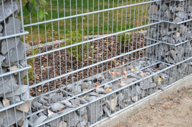 Niska podmurówka ogrodzenia z gabionów