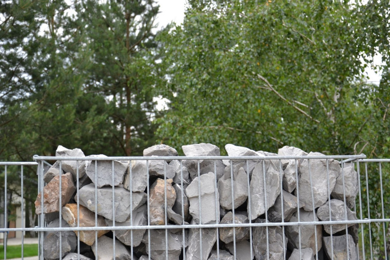 Klatki gabionowe nie zostały zamknięte od góry ażurowym daszkiem