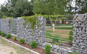 Ogrodzenie z gabionów wypełnionych łupanym bazaltem za 22 000 zł