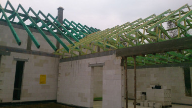 Więźba drewniana tradycyjna na domu i więźba prefabrykowana nad garażem - w trakcie realizacji