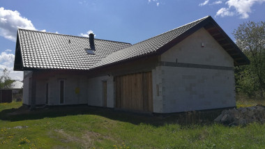 Więźba drewniana tradycyjna na domu i więźba prefabrykowana nad garażem - z ułożonym pokryciem dachowym