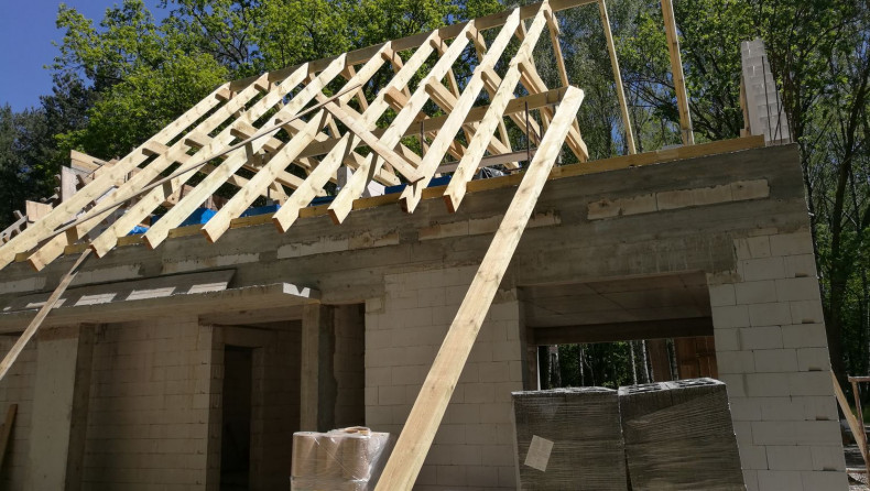 Tradycyjna więźba dachowa w trakcie montażu