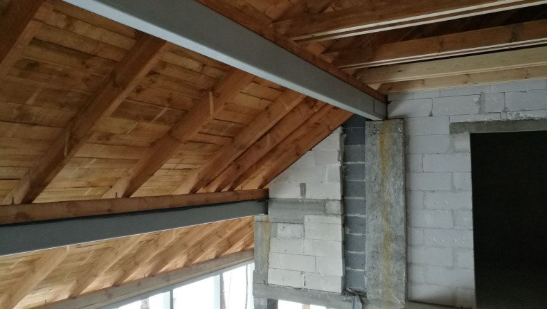 Płatwie stalowe podpierają drewnianą konstrukcję dachu