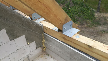 Łączniki ciesielskie do zamocowania krokwi na murłacie