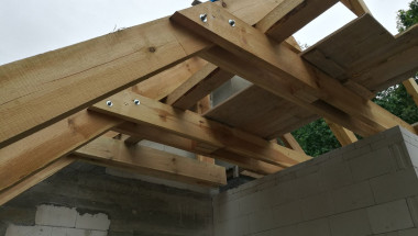 Krokwie i jętki skręcone śrubami i wkrętami