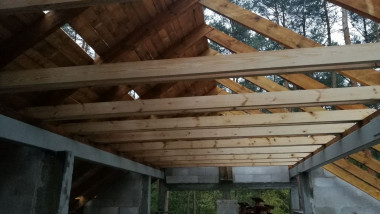 Wykonywanie pełnego deskowania na krokwiach