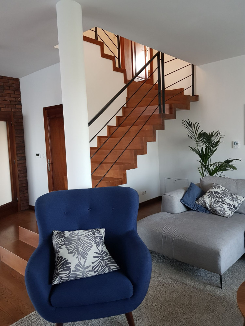 Schody wykonane z klejonego drewna dębu