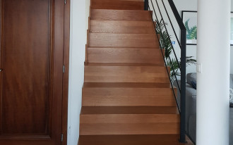 Schody dywanowe za 20 000 zł, balustrada ze stali za 5600 zł