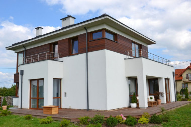 Pas oblicówki optycznie obniża wysoką piętrową bryłę