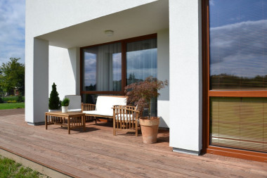 Taras biegnie wzdłuż południowej i zachodniej ściany