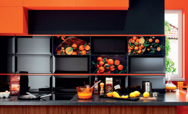 Żywiołowa aranżacja wykonana z użyciem czarnej glazury, szklanych dekorów z motywem owocowym i cienkich szklanych listew z kolekcji Joy Arancia