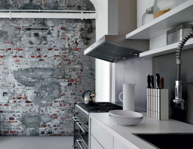 Wnętrze w stylu industrialnym; ściana w głębi wykończona tapetą Factory 01