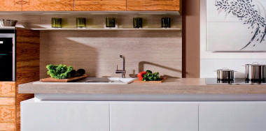 Blat i okładzina ścienna z serii Unico o fakturze kamienia naturalnego