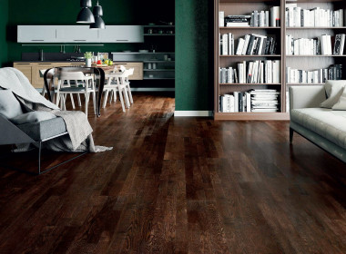 Elegancki parkiet, wykonany z trójwarstwowej deski Dąb Affogato Molti