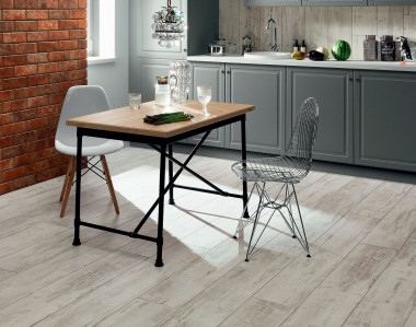 Estetyczna, wizualnie ciepła podłoga, wykonana z rektyfikowanych płytek gresowych Wood Work White marki Korzilius