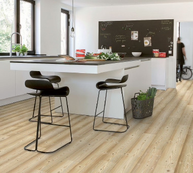 Wiernie odwzorowująca usłojenie desek sosnowych podłoga laminowana Natural Pine z serii Impressive