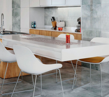 Podłoga pokryta płytami polerowanego gresu szkliwionego z kolekcji Sky