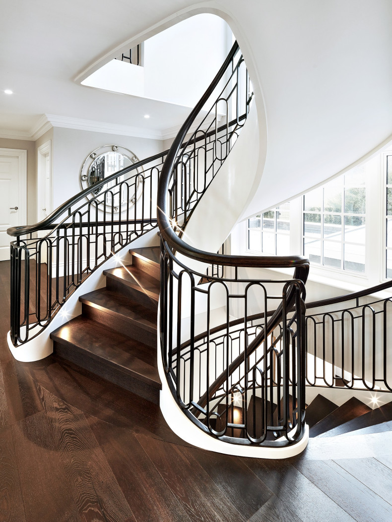 Drewniane, gięte schody policzkowe z podstopniami