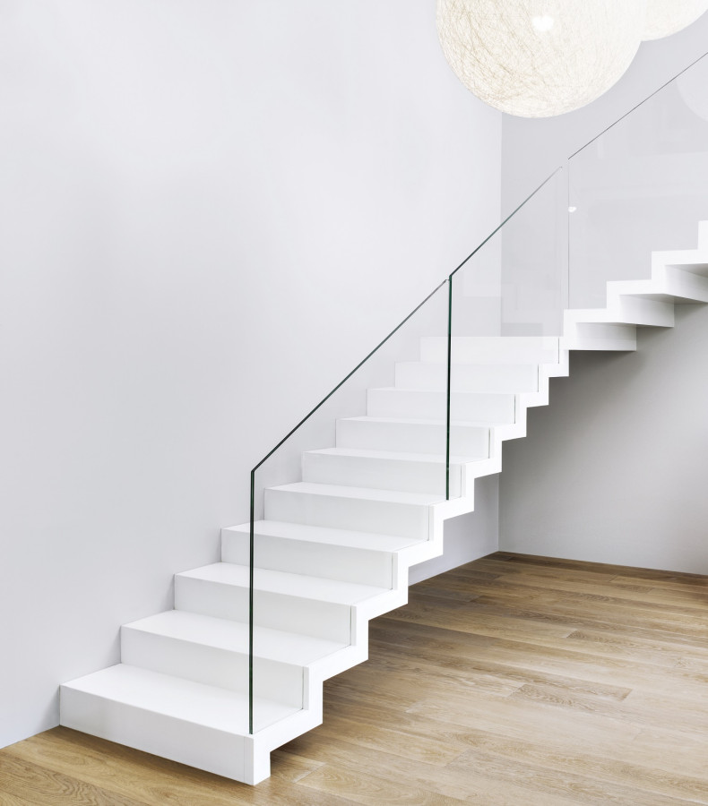 Schody dywanowe z malowanego dębu