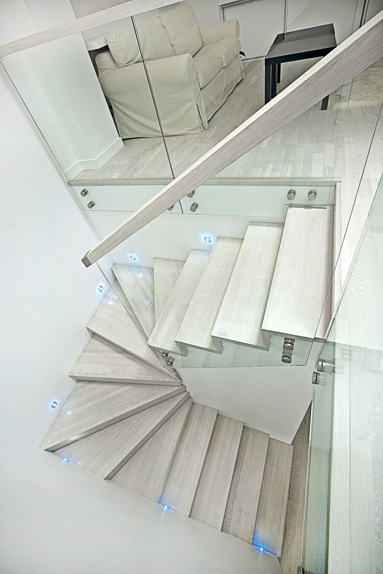 Żelbetową konstrukcję zabiegowych schodów obłożono olejowanym na biało dębem