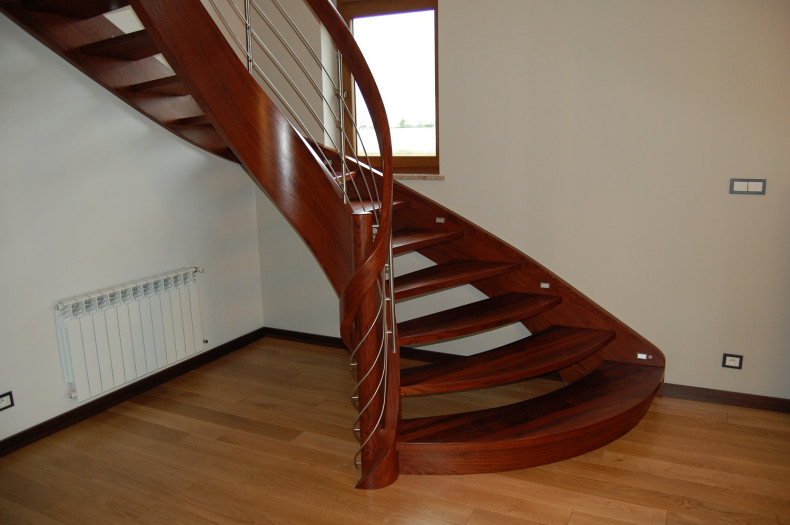 Schody na policzkach giętych, wykonane z egzotycznego drewna merbau