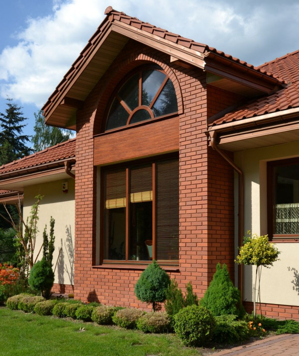 Do cegły klinkierowej pasuje tynk akrylowy w kolorze ecru