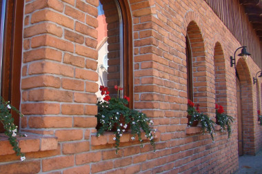 Betonowe płytki imitujące starą cegłę