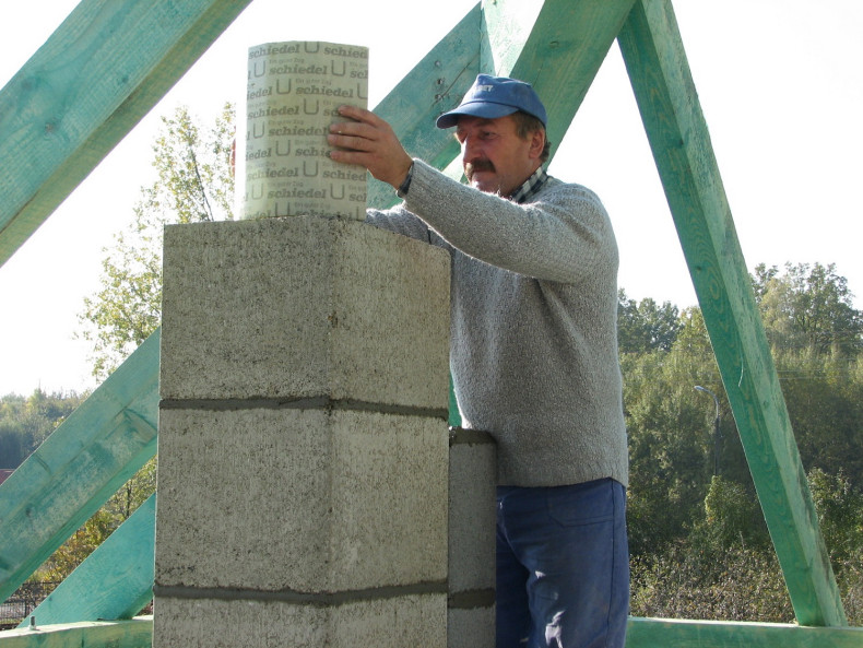 Komin z przewodami spalinowymi i wentylacyjnymi