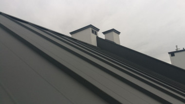 Niestarannie osadzone kratki wentylacyjne