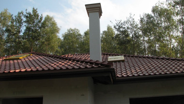 Przy projektowaniu wysokości komina należy uwzględnić wysokie drzewa rosnące wokół niego