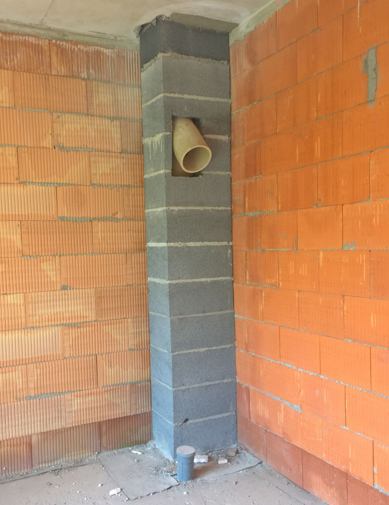 Wyczystka jest po drugiej stronie ściany usytuowanej pomiędzy mieszkaniem a garażem