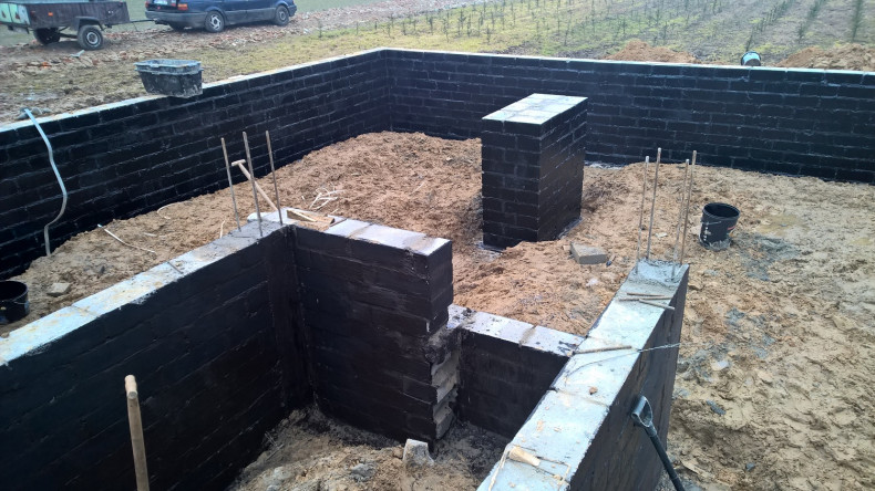 Kominy stawia się na stopie fundamentowej