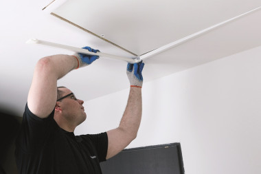 Przytwierdzamy listwy wykończeniowe