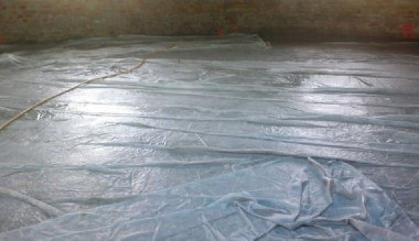 Folia bezbarwna lub biała nie chłonie ciepła promieniowania i należy ją stosować podczas upalnych dni słonecznych