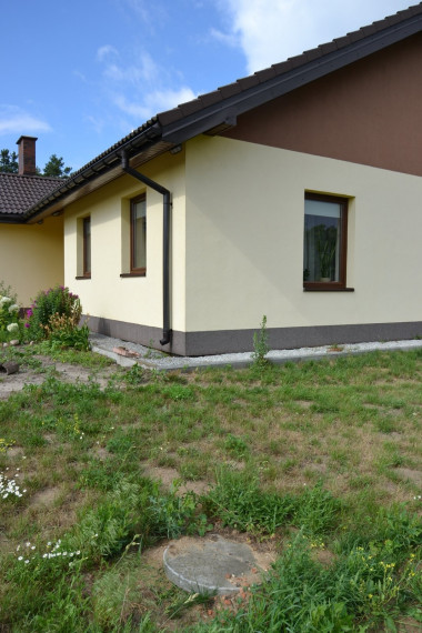 Betonowa pokrywa nad studnią rozdzielczą