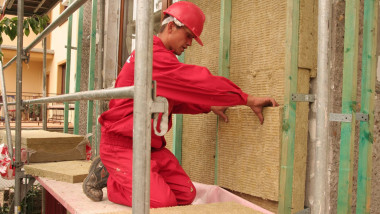Listwy należy umieścić w rozstawie, który umożliwi układanie wełny na lekki wcisk, bez przycinania i sztukowania