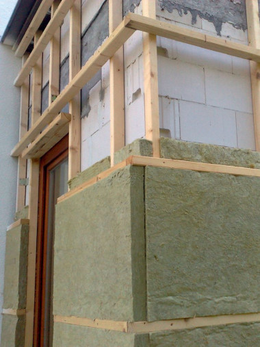 Ocieplenie mocujemy w dwóch prostopadłych warstwach